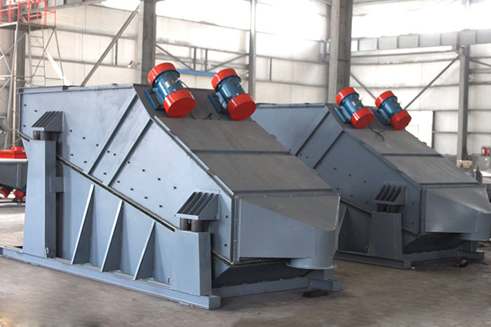 ZSG礦用振動篩采用雙電機(jī)振動,電機(jī)位置安裝在頂部,便于更好的傳遞振動力。